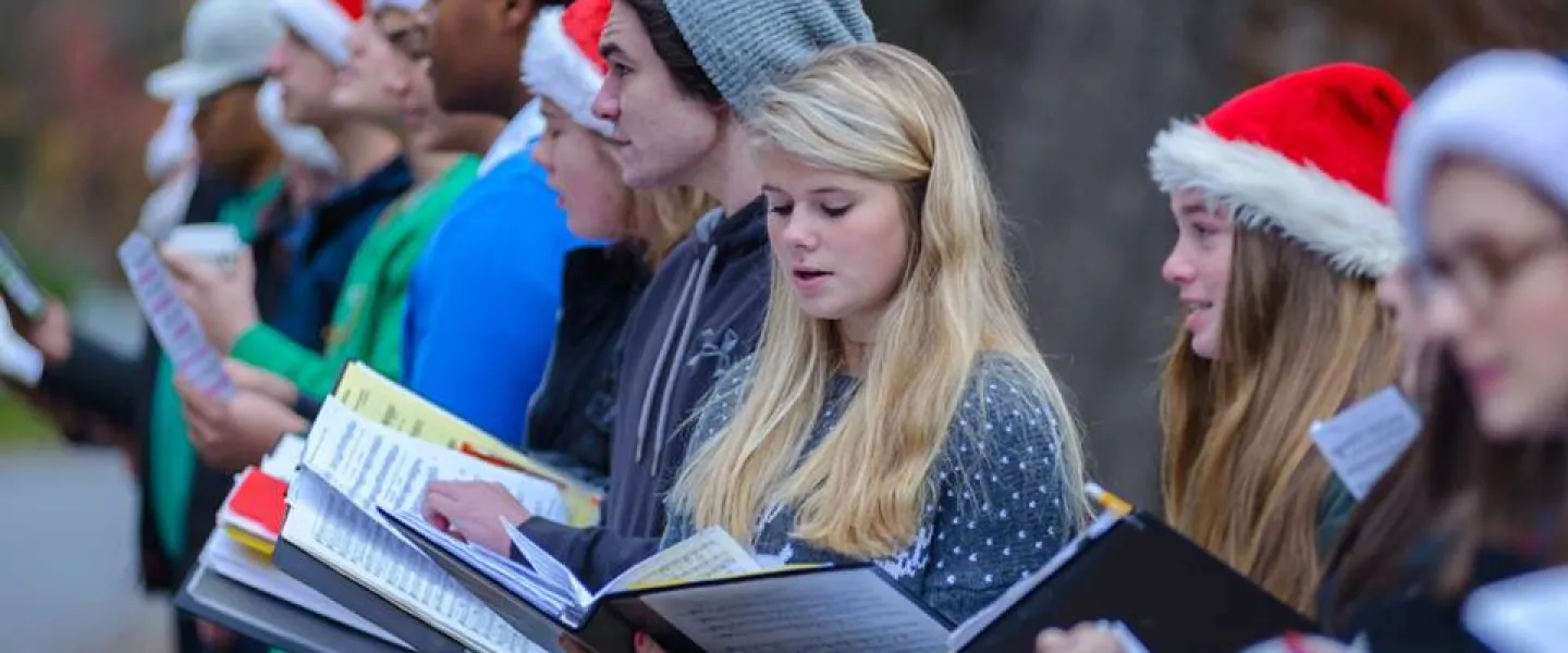 Mistletoe Carolers