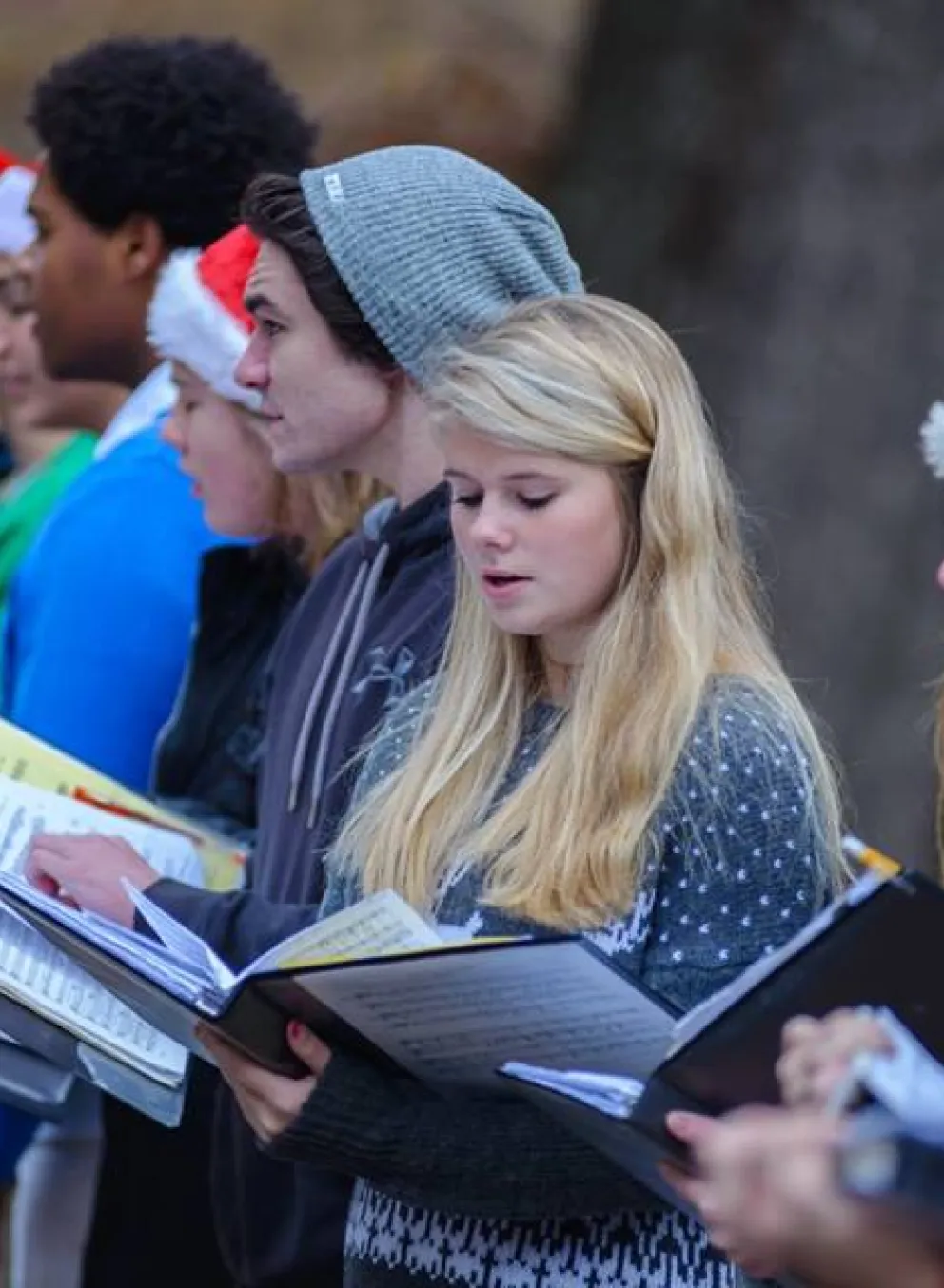 Mistletoe Carolers