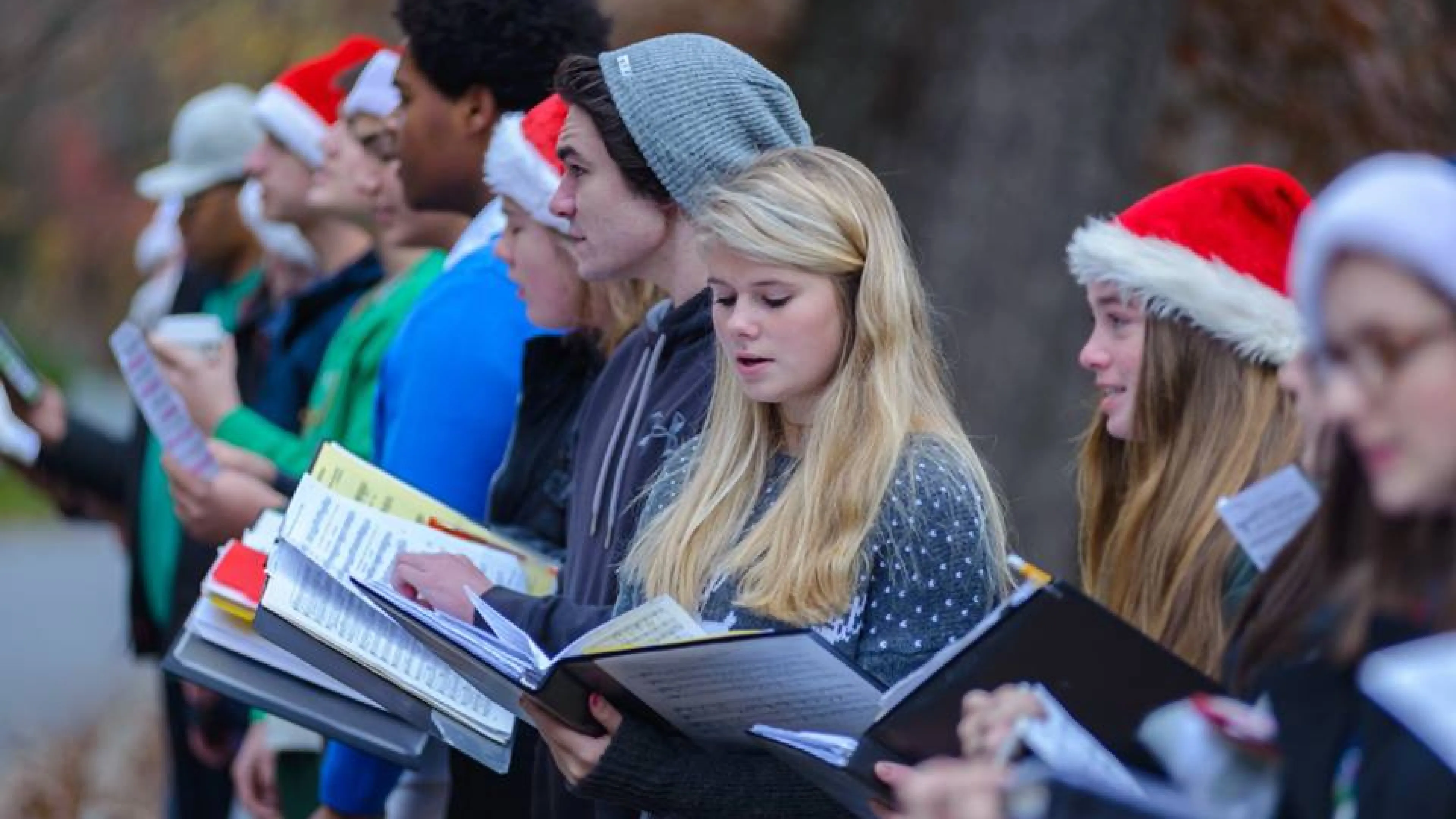 Mistletoe Carolers
